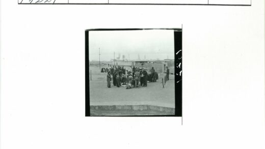 户外集会与建筑背景.jpg