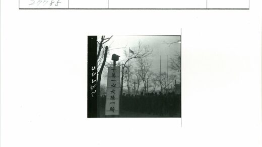 户外集会与文字柱子合影.jpg
