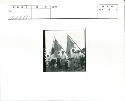 户外集会举旗帜人群.jpg