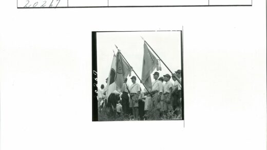 户外集会举旗帜人群.jpg
