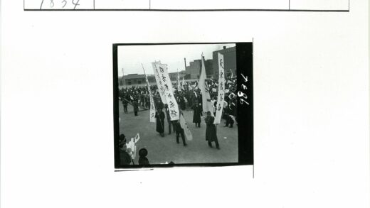 户外集会人群与建筑横幅.jpg