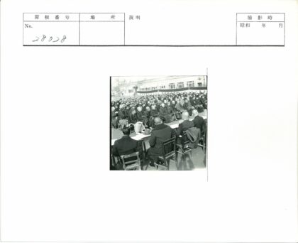 户外集会人群与建筑背景.jpg