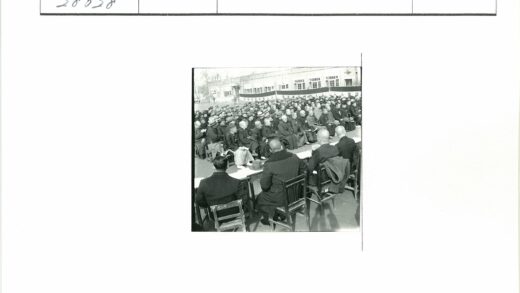 户外集会人群与建筑背景.jpg