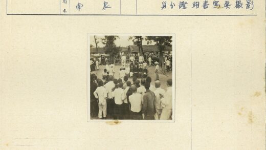 户外集会人群与建筑背景.jpg
