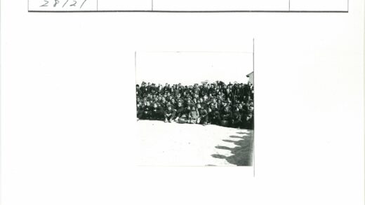 户外集会人群与建筑风景.jpg