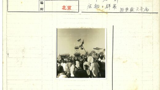 户外集会人群与高架平台.jpg