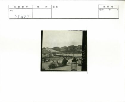 户外集会人群与鸟笼建筑背景.jpg