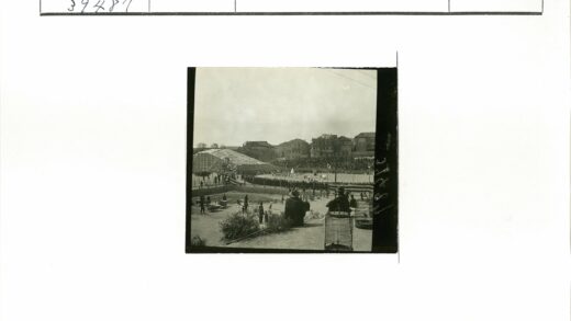 户外集会人群与鸟笼建筑背景.jpg