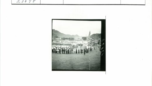户外集会人群举灯旗帜山脉背景.jpg