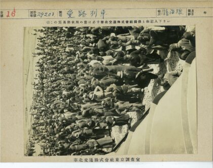 户外集会人群台阶旁合影.jpg