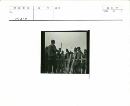 户外集会持木棍人群.jpg