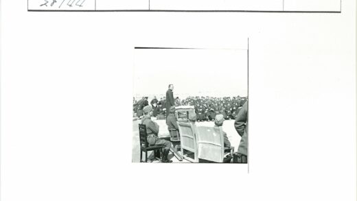 户外集会演讲场景.jpg