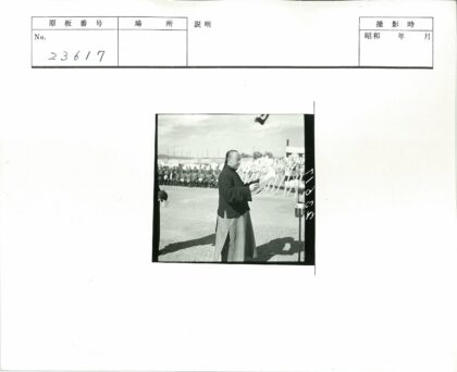 户外集会男子持纸演讲.jpg