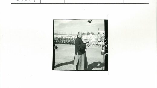 户外集会男子持纸演讲.jpg