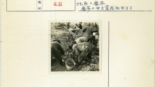 户外集体劳作与独轮车场景.jpg
