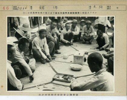 户外集体活动摆弄物品场景.jpg