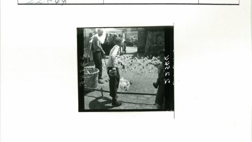 户外集市父子与小雕像.jpg