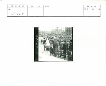 户外雕像展览现场人群围观.jpg