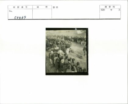 户外露营人群排队泥泞小路.jpg