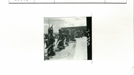 户外面具舞者表演.jpg