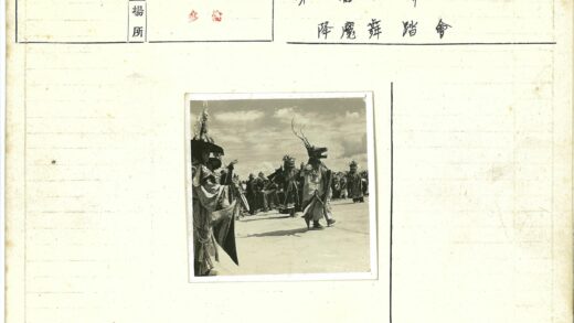 户外面具表演复古风.jpg