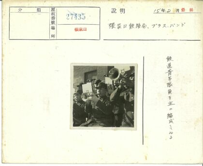 户外音乐家演奏小号大号.jpg
