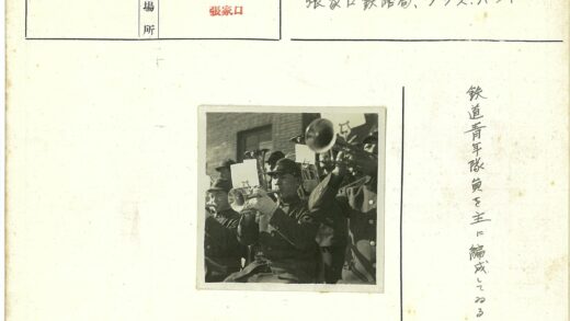 户外音乐家演奏小号大号.jpg
