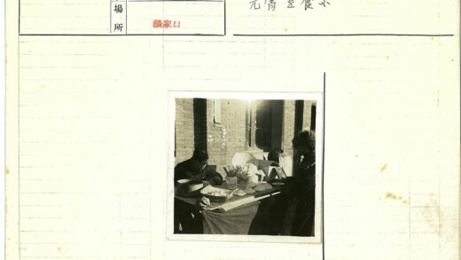 户外餐桌旁两人与砖砌建筑.jpg