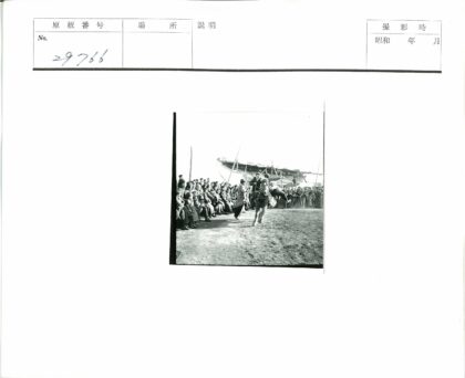 户外骑马特技表演与船背景.jpg