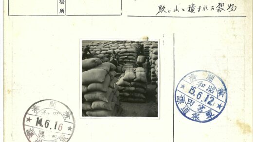户外麻袋堆工作场景.jpg