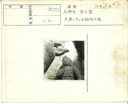 手与石雕佛像特写细节.jpg