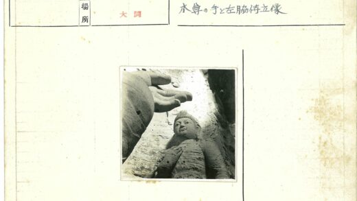 手与石雕佛像特写细节.jpg