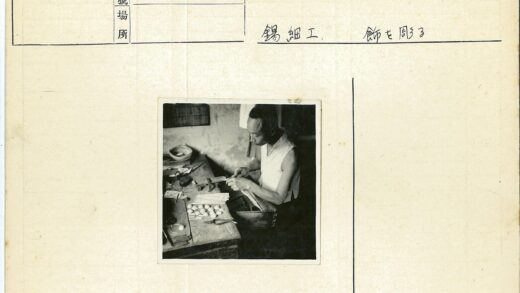 手工制作木桌前的工匠工作场景.jpg