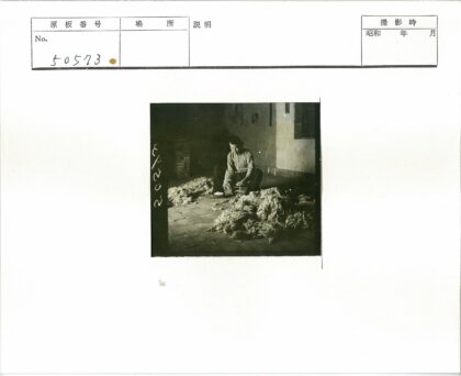 手工纺织者的昏暗工作室.jpg