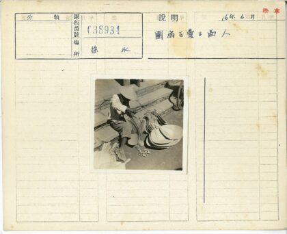 手工编织扇艺人街边展售.jpg