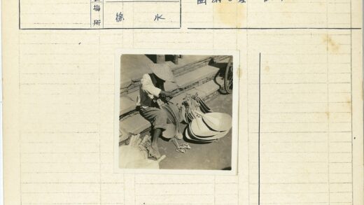 手工编织扇艺人街边展售.jpg