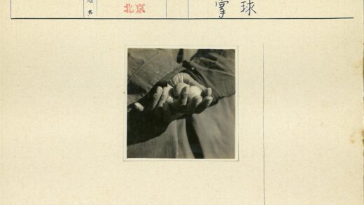 手持三枚小圆物特写.jpg
