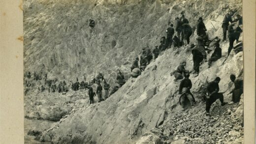 手持工具攀登陡峭岩壁.jpg
