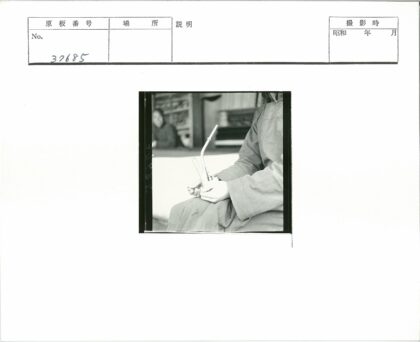 手持烟斗男子室内特写.jpg