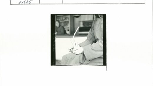 手持烟斗男子室内特写.jpg