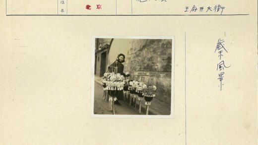 手持花篮走过纹理墙.jpg