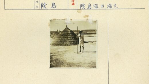 手持长杆的农夫与草屋.jpg