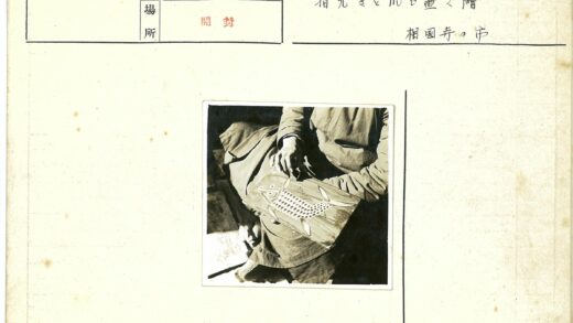 手持鱼雕木片的人物照.jpg