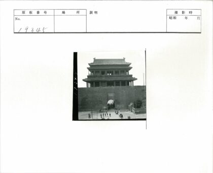 手推车穿过砖墙大门.jpg