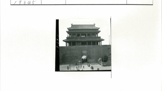 手推车穿过砖墙大门.jpg
