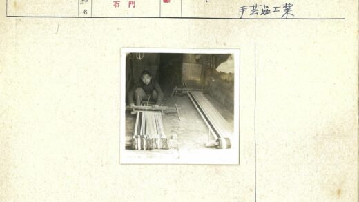 手摇织机手工纺织场景.jpg