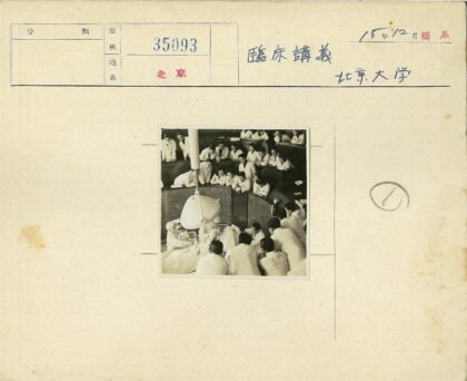 手术室团队专注手术过程.jpg