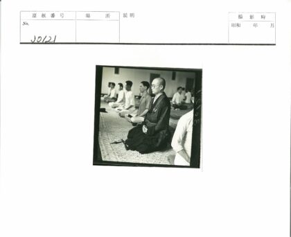 打坐冥想的人群室内静修.jpg