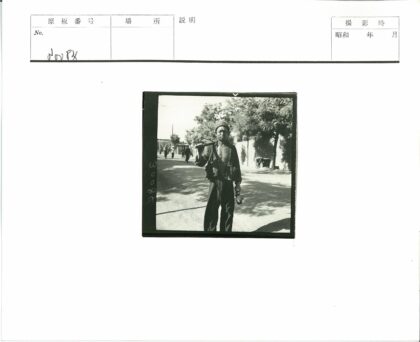 扛铲行人土路群像.jpg