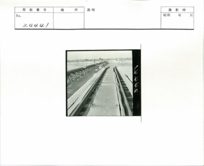 扭曲铁轨铁路桥干涸河床.jpg